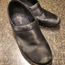 Women size 10 Eastland black slippers on shoes