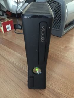 Xbox 360 Slim 4gb, Kinect, 2 controllers and games