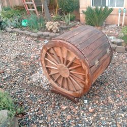 Wagon Wheel Chest Yard Decoration 