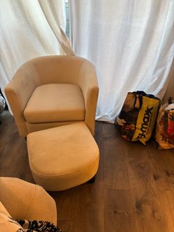 Single chair with ottoman