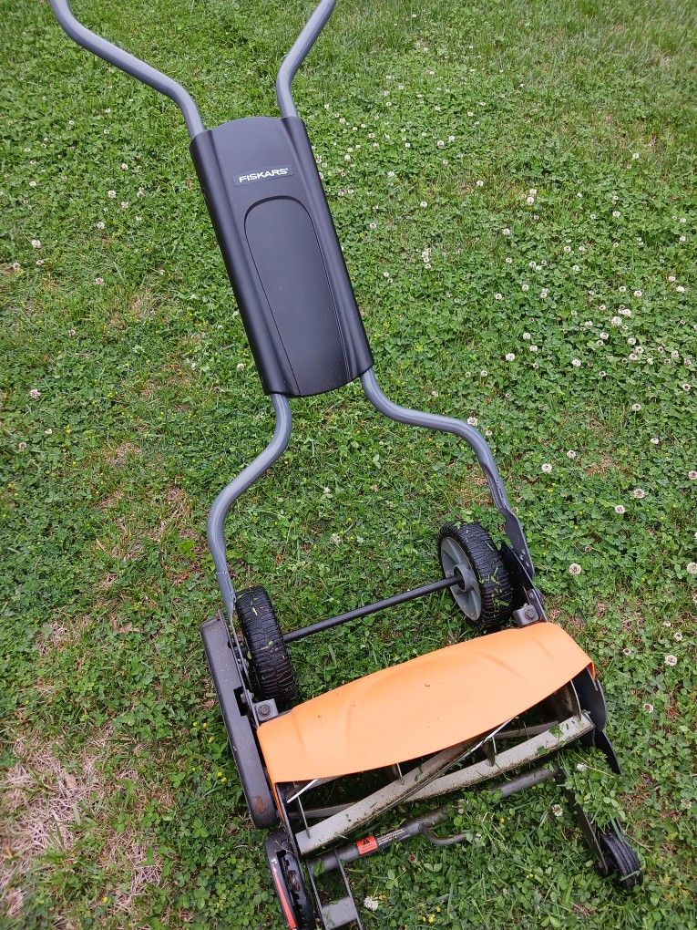 Fiscars grass Cutter