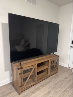 Hisense Smart Roku TV and TV Stand