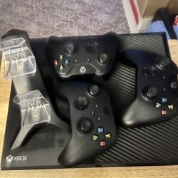 Xbox One & 3 wireless controllers with stand