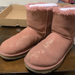 UGGS Woman Botts Size 9