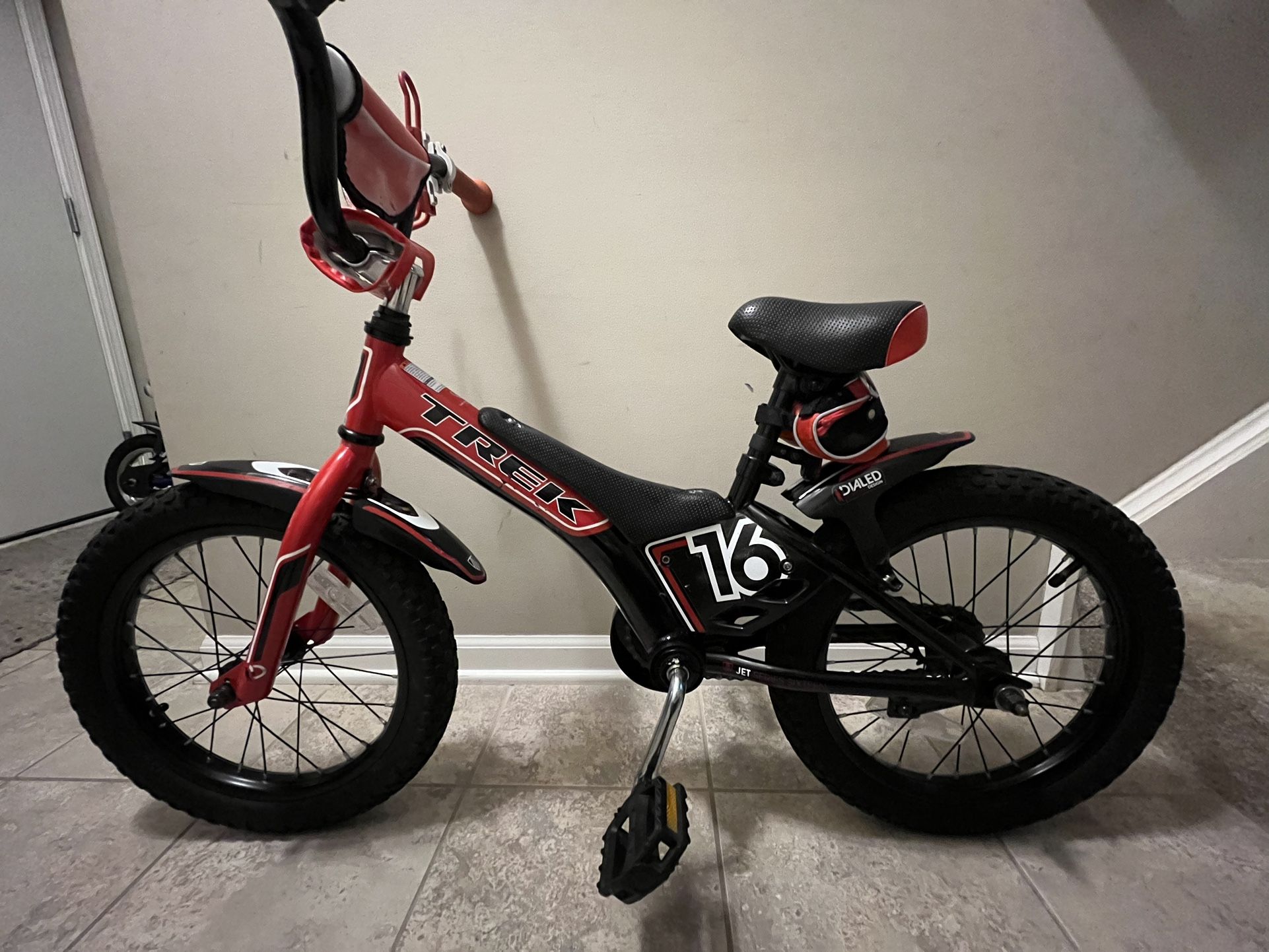 Trek Jet 16 Series 16 Inch Red/Black Kids Bike