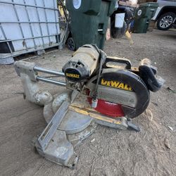 sierra ingletadora telescópica DeWalt de 12 pulgadas,