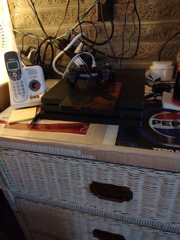 PlayStation 4 Pro W/ CALL OF DUTY 6 CD