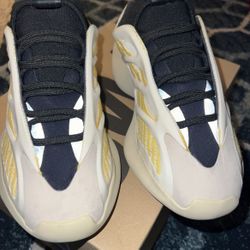 Yeezy Safflower ( Size 7y In Boys/Men)