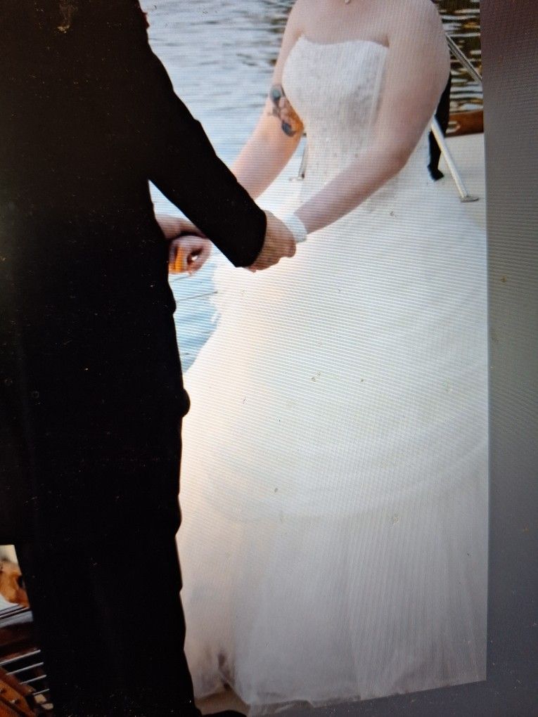 Exquisite Demetrios Wedding Dress