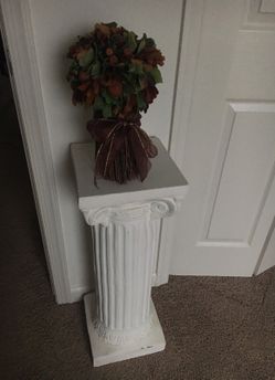 Ceramic stand with flower