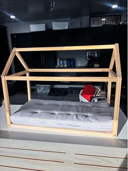 Doll bed