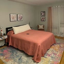 Black metal bedframe, platform bed