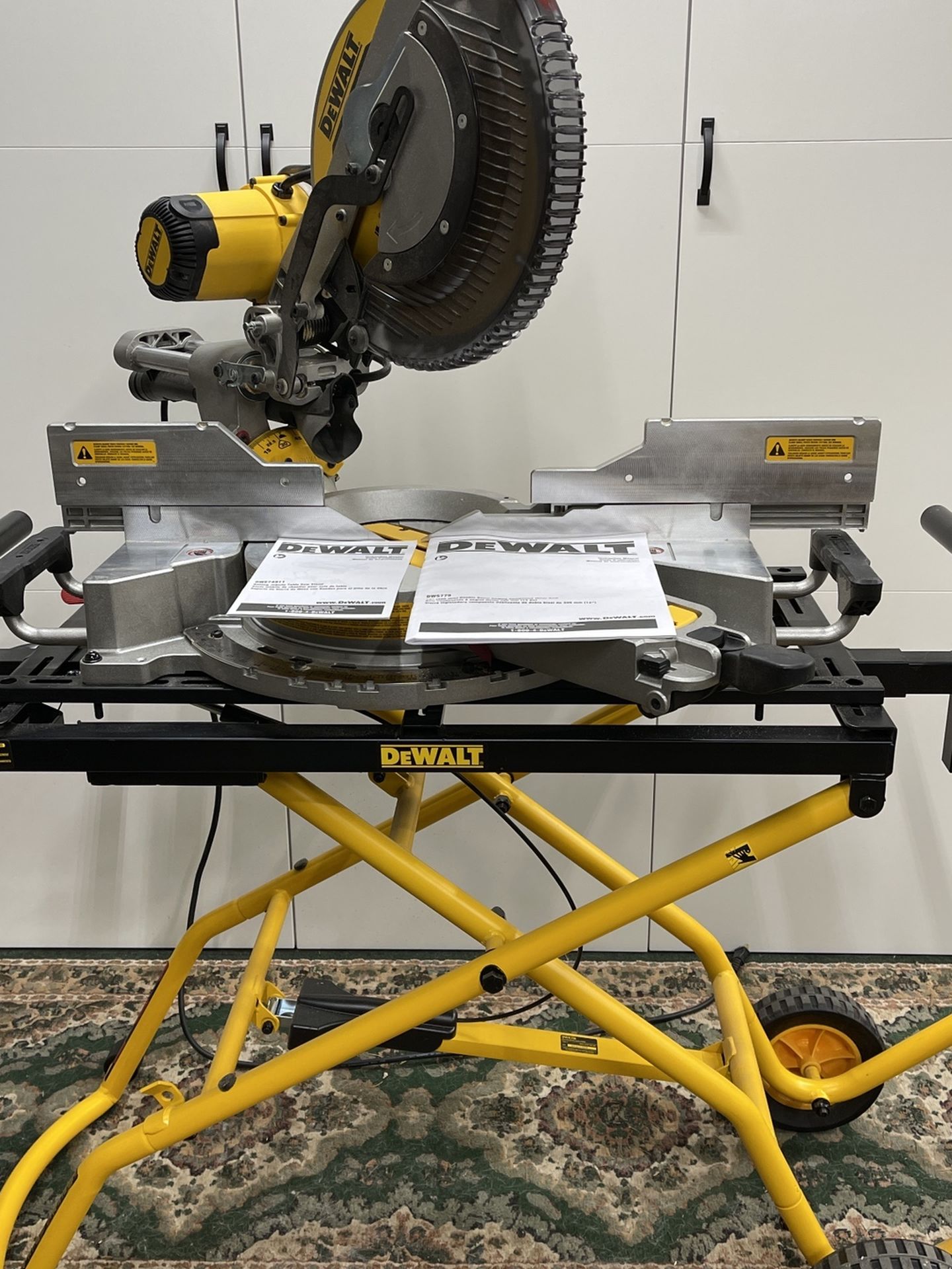 Dewalt DWS779 12” Sliding Compound Miter Saw with DWE74911 Rolling