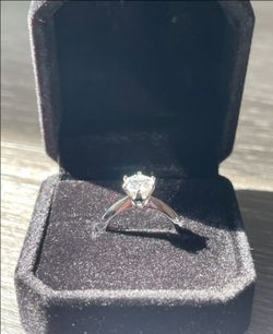 VVS1 Moissanite Engagement ring