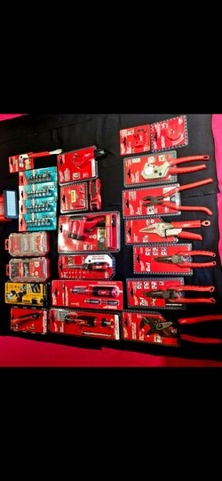 NEW MILWAUKEE & MAKITA & DEWALT TOOLS ALL FOR $300NEW MILWAUKEE & MAKITA & DEWALT TOOLS ALL FOR $300