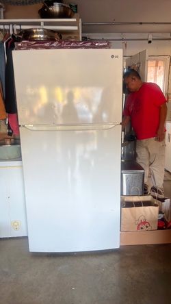 LG Top-Freezer Refrigerator White