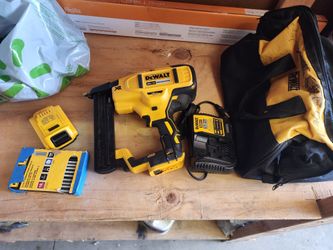 DEWALT 20V 18 GAUGE CORDLESS BRAD crown staplerKIT