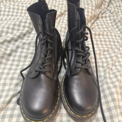 🖤 Dr. Martens 1460 8-Eye Boots – Black Smooth Leather 🖤