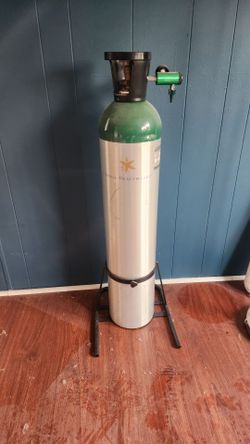 Oxygen cylinder with stand