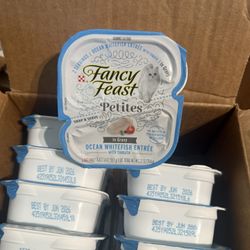 Purina Fancy Feast Petites Ocean Whitefish Entree with Tomato in Gravy Gourmet Wet Cat Food Pate 