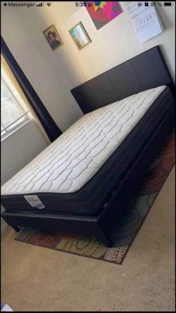 Camas y colchón con metal frame + box spring adicional Queen