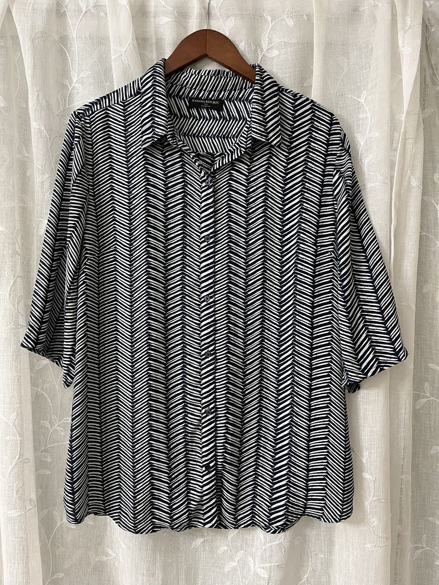 Banana Republic Women’s Printed Black/White Blouse Size XL
