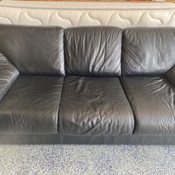 Black Leather Couch/Pull Out Bed