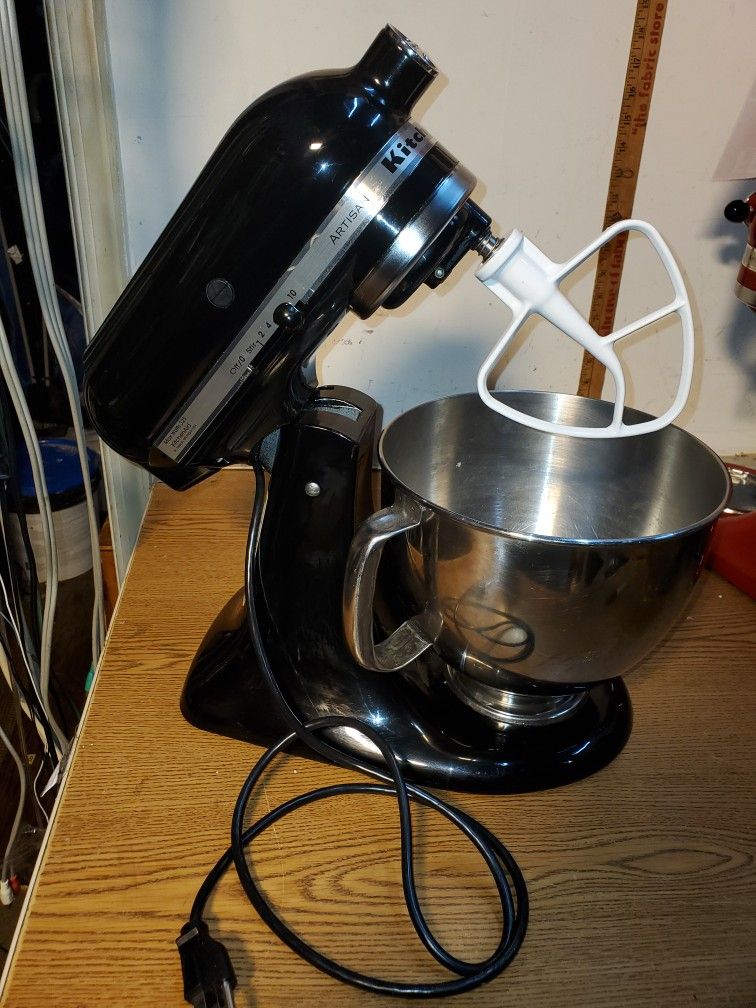 KitchenAid Artisan Series 5 Qt. Stand Mixer With all Attachments KSM150PSOB.