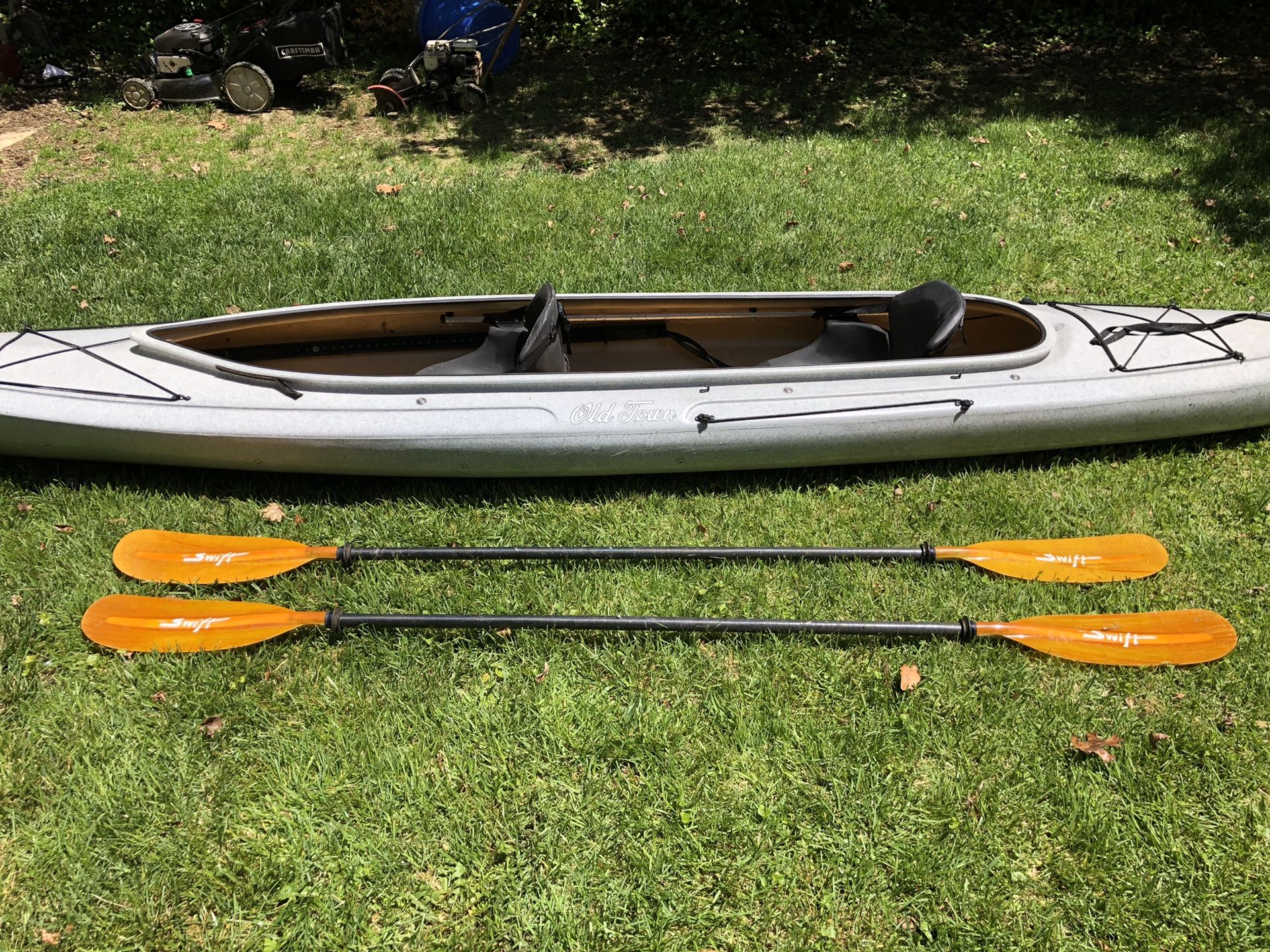 Old Town Loon 160T Tandem Kayak, 2 fiberglass oars, 2 LL Bean Life
