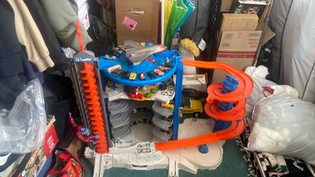 Hot Wheels: Super Ultimate Garage Set With Cars