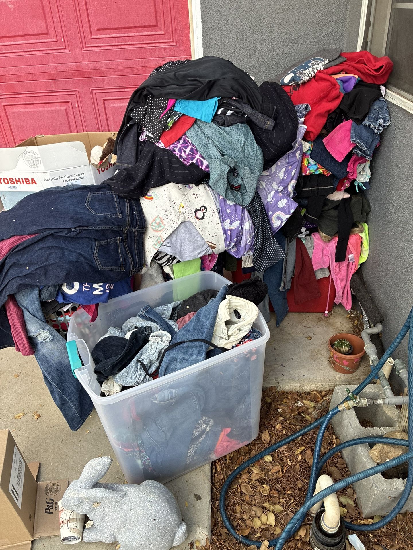 600. Pieces Of Good Conditions Clothes $1