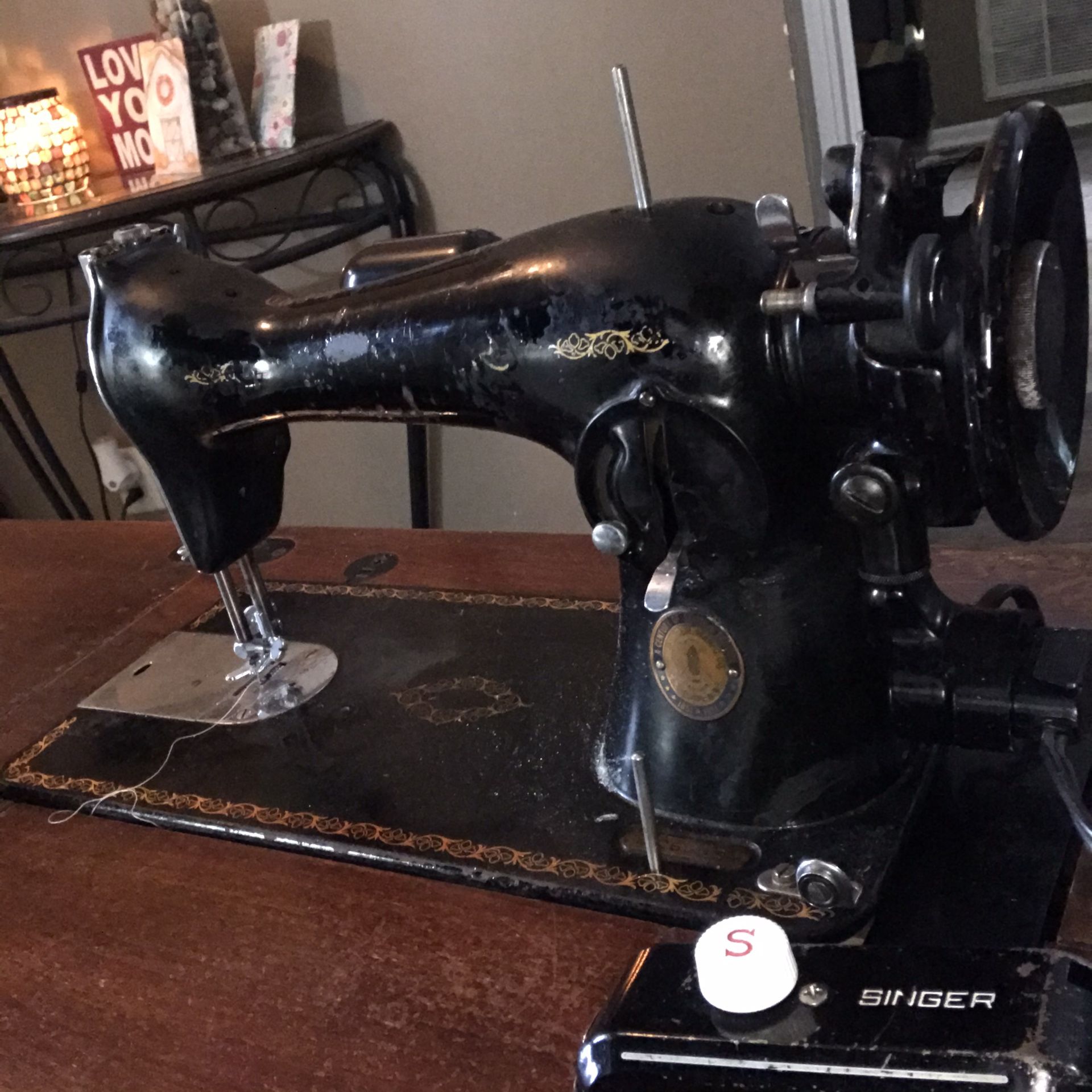 1951 Singer sewing Machine model 15