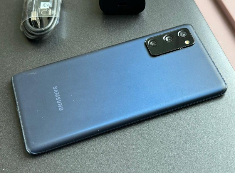 Samsung Galaxy S20 FE  , Factory Unlocked,  Excellent Condition Like New 