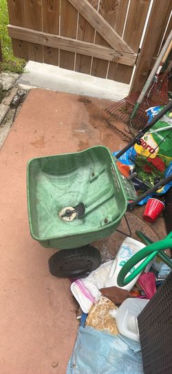 Lawn spreader