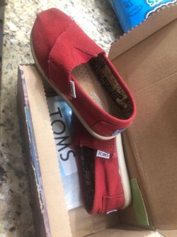 Red Toms size 8c
