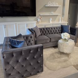 Beautiful Sofa With 1 Chair. Used, in great condition. Throw Pillows Included!

1 Sofa 
1 Chair 

Decor Not Available 

$520