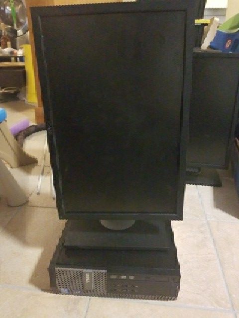 Dell optiplex 990 computer and a Dell 19" monitor used Windows 10