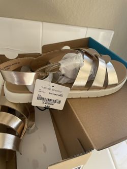 Girls Sandals, Size 5. Gold. Brand Is thereabouts