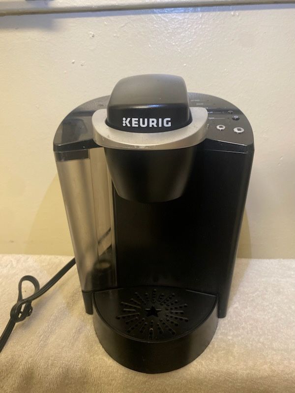 Keurig K40 Single-Serve Coffee Maker – Clean & Tested – Brews Fast 