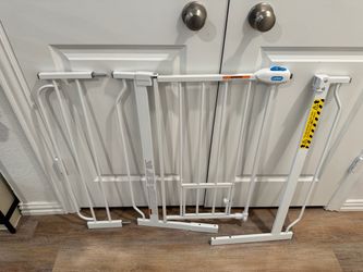 Carlson Extra Wide Pet Gate w/ Small Pet Door – Complete – Barely Used
