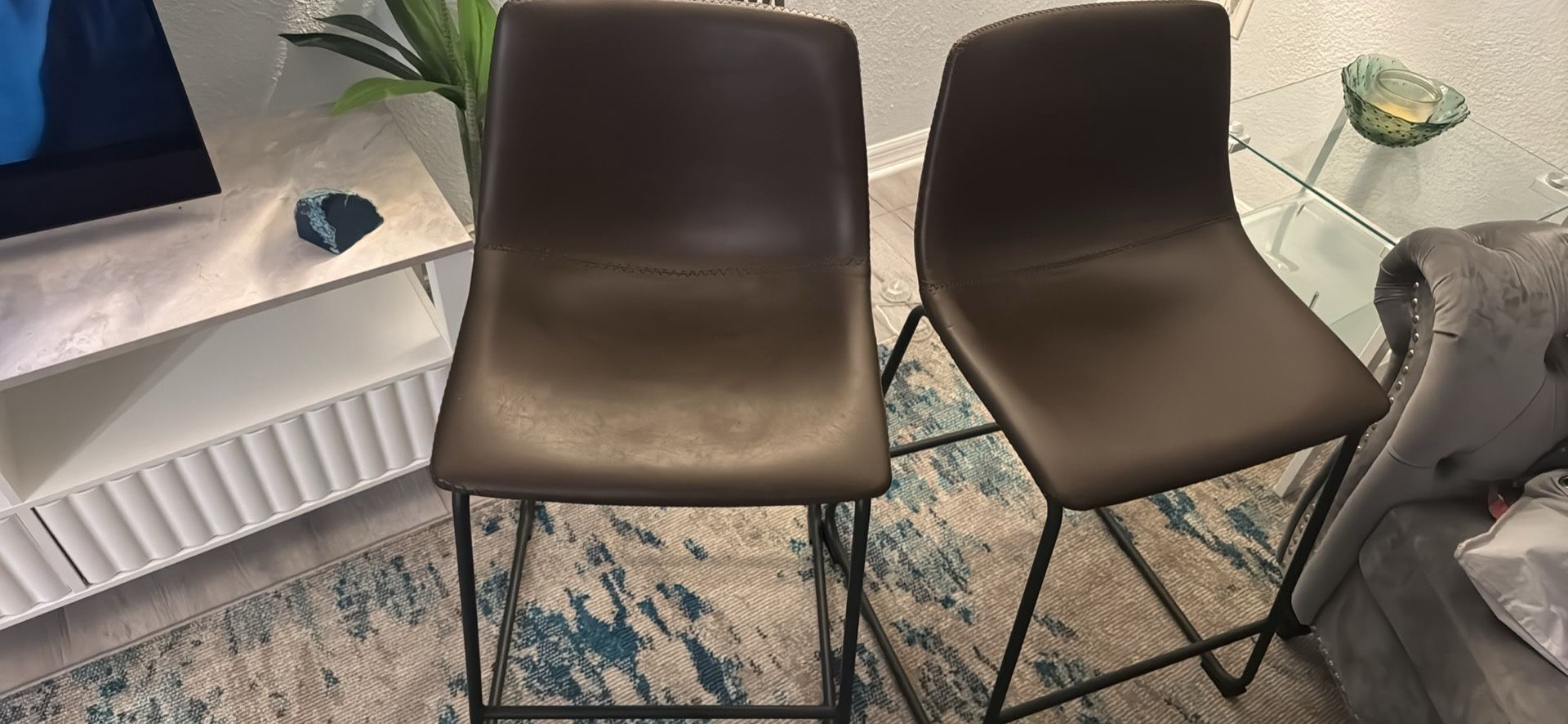 2 bar stools