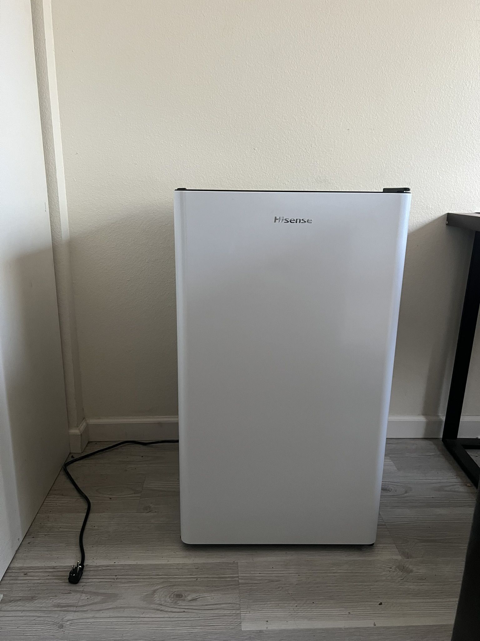 Hisense mini fridge (White) 200$ (OBO)