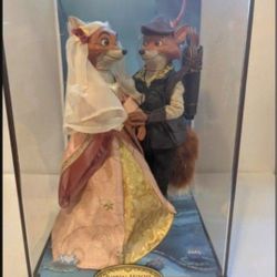 DISNEY DESIGNER COLLECTORS ROBIN HOOD AND MAID MARION DOLL SET IN CASE