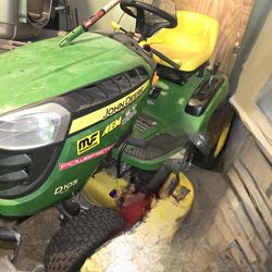 John Deere D100 Series Lawn Tractor