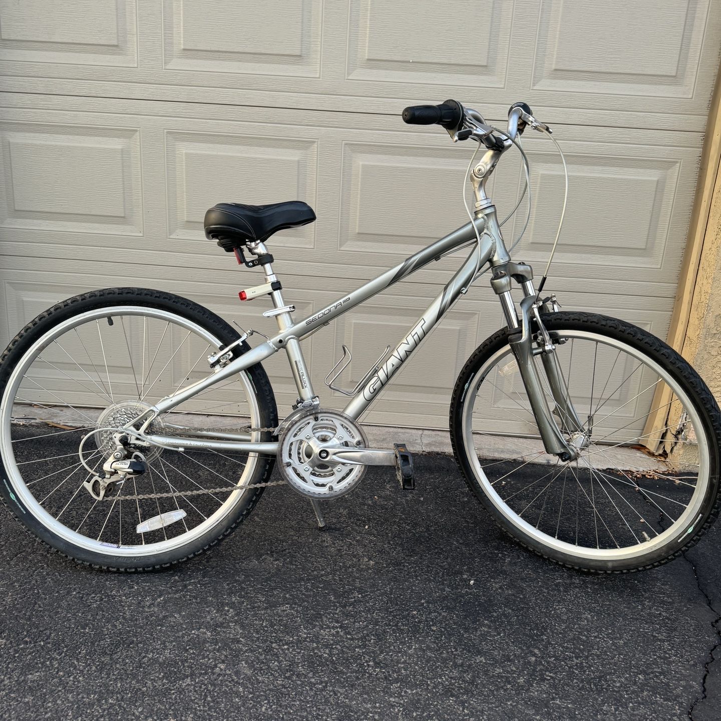 giant sedona 6061 aluxx bicycle Giant Sedona DX 6061 ALUXX for Sale in Phoenix, AZ