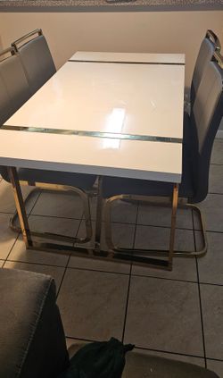 Dining table and chairs good condition