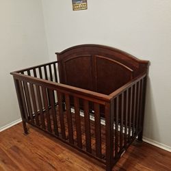 3 In 1 Crib And Changing Table With Drawers 