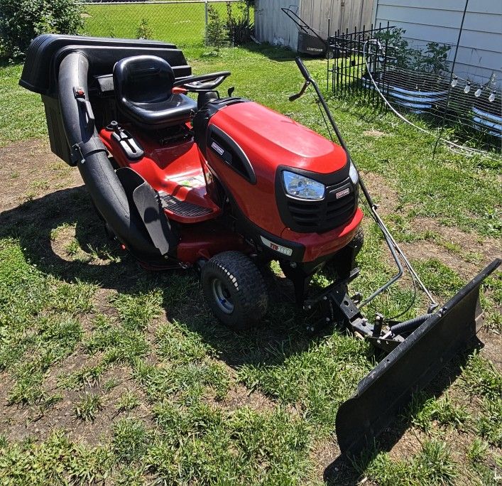 Craftsman YTS3000 LAWN TRACTOR WITH 21HP BRIGGS AND STRATTON ENGINE 42" Deck With Bagger System And Snow Plow 