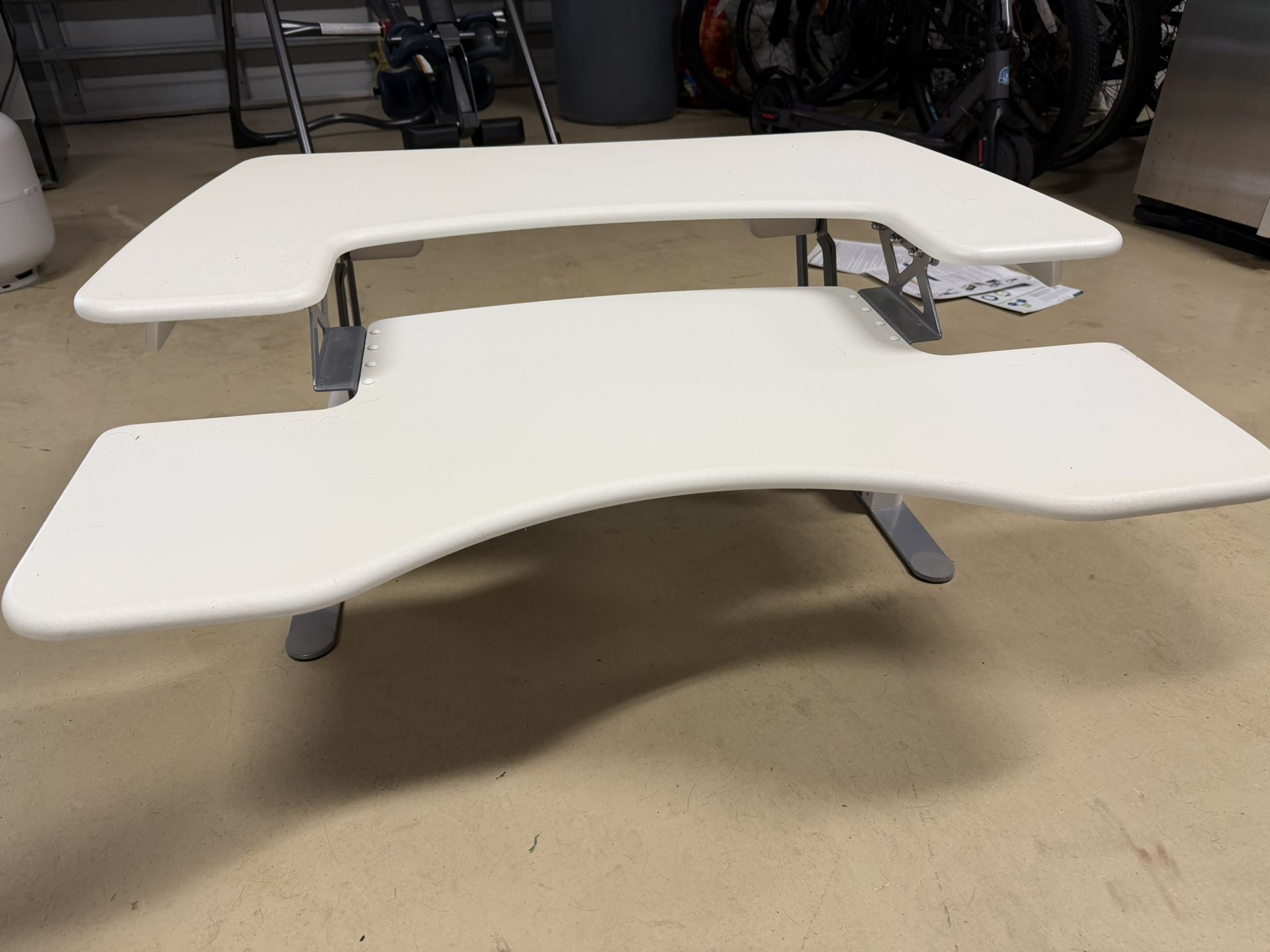 VARIDESK Adjustable Standing Desk Converter – Excellent Condition! 💵 $200 or Best Offer (Paid over $400 new)