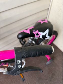 Bicicleta de niñas con casco